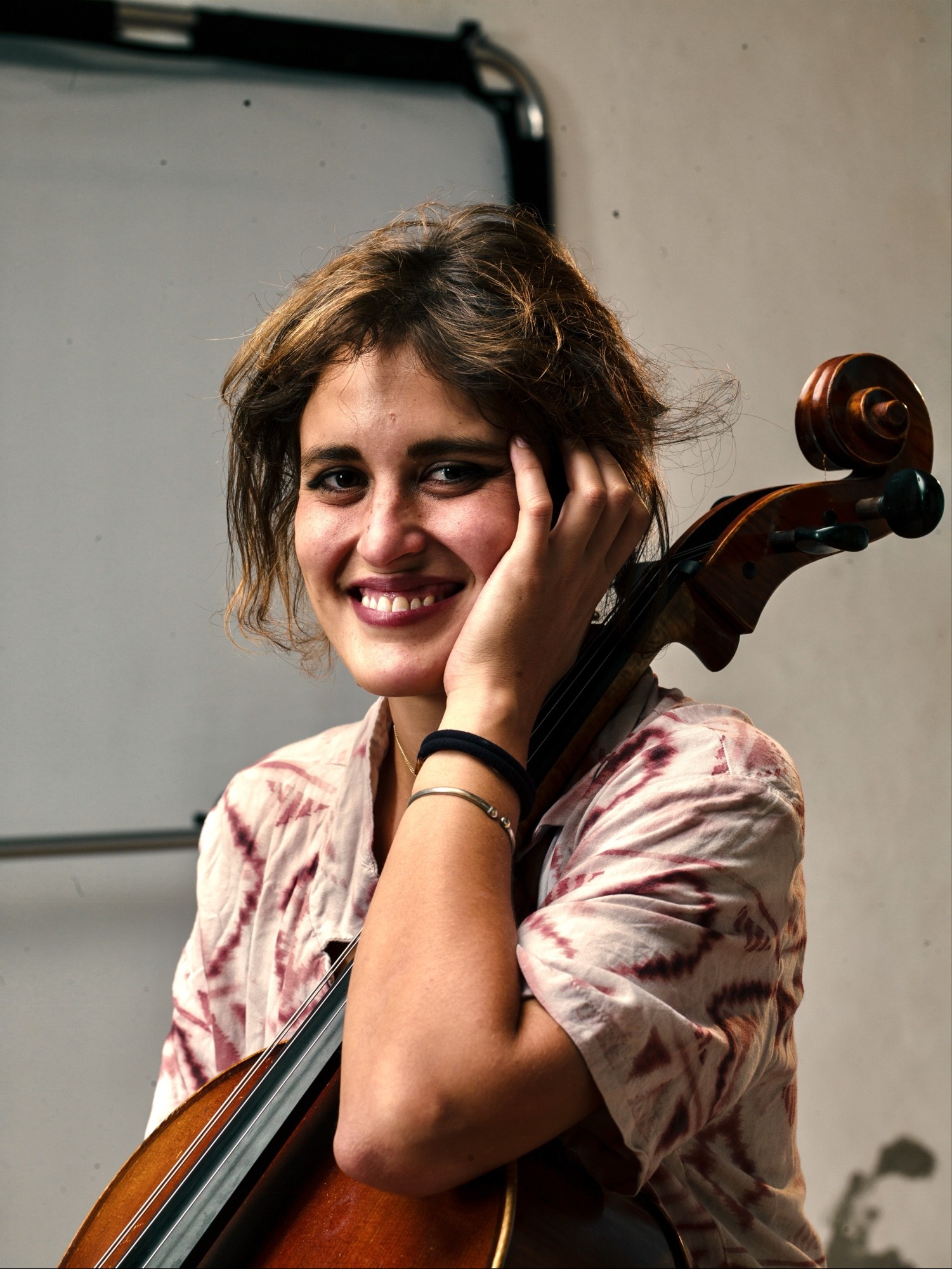 Miren au violoncelle, dans une ambiance ambrée