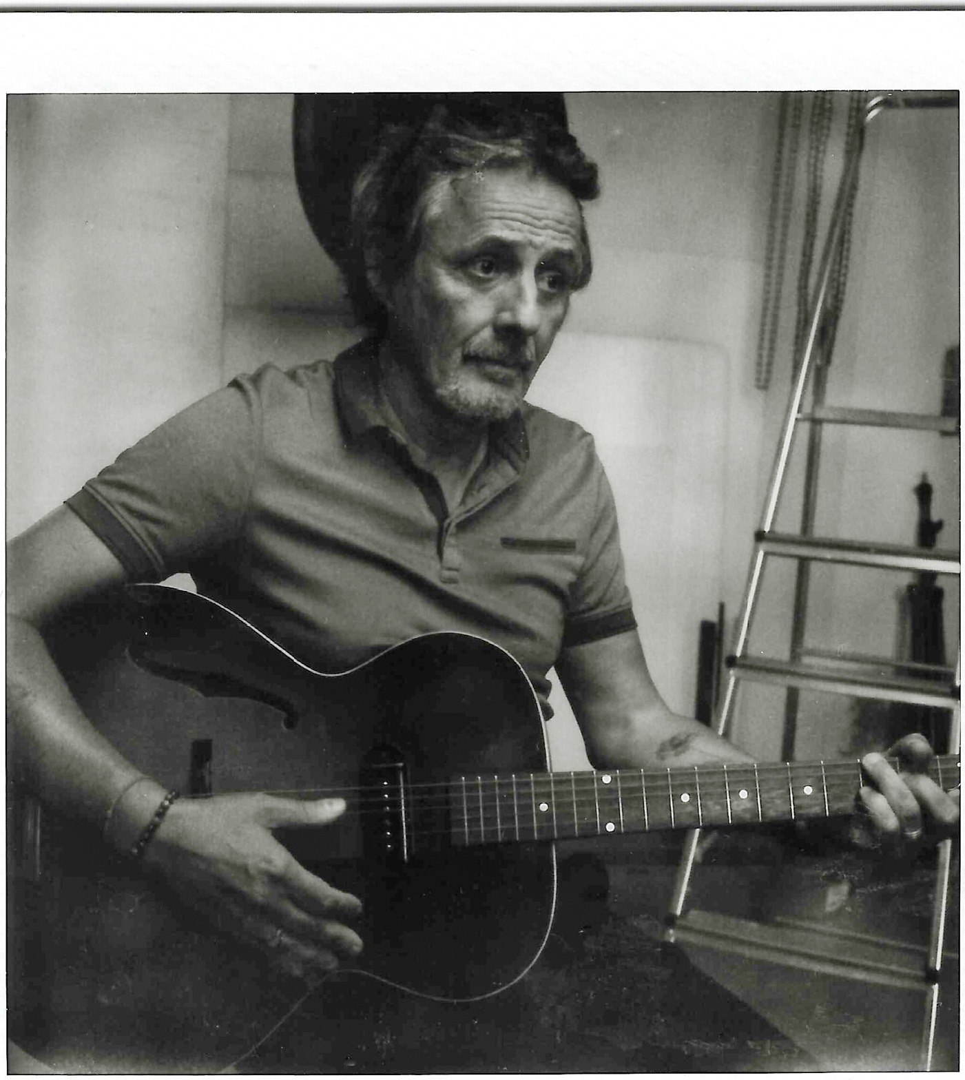 Thierry Lafitte à la guitare, portrait argentique