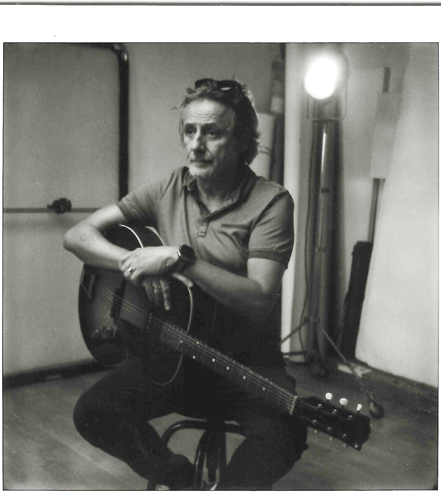 Thierry Lafitte à la guitare, portrait argentique